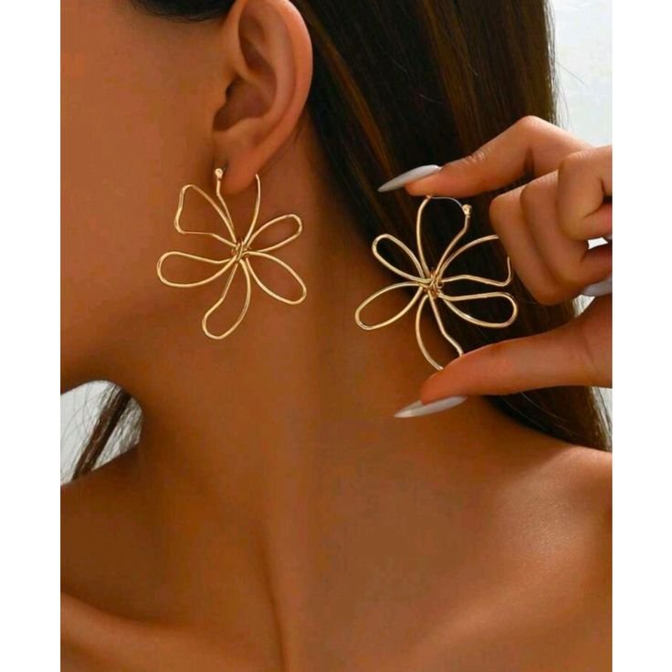 Chic Gold Wire Flower Earrings