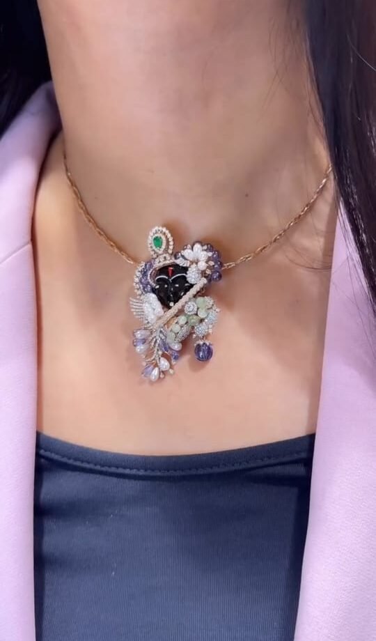 Elegant Krishna-Themed Pendant Necklace